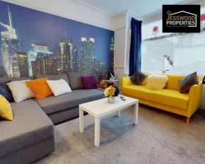 Stylish 3 Bedroom House by Jesswood Properties Short Lets near M1 Luton Airport For Contractors & Business
